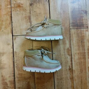 Oshkosh boots size 5 tan girls Sherpa detail  pink